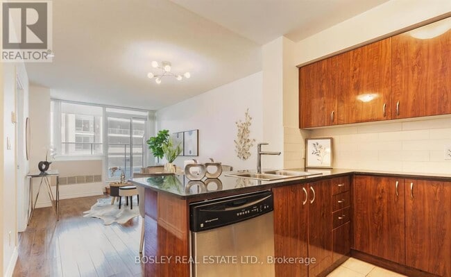 Photo du bâtiment - 5793-5793 Yonge St