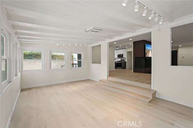 Foto del edificio - 6556 Corbin Ave
