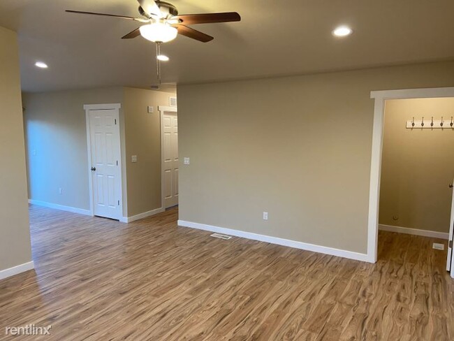 Building Photo - 3 br, 2 bath Townhome - 405 E 7th St. A an...