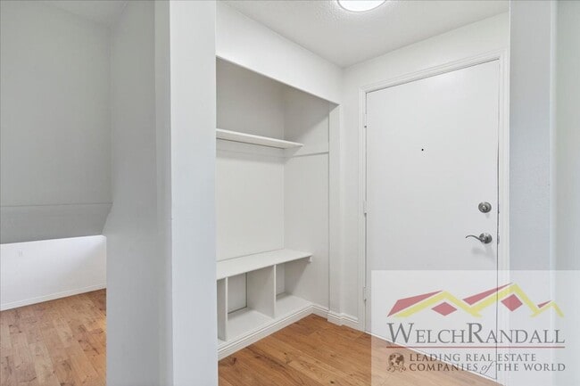 Building Photo - Charming Single Family Home in Hooper