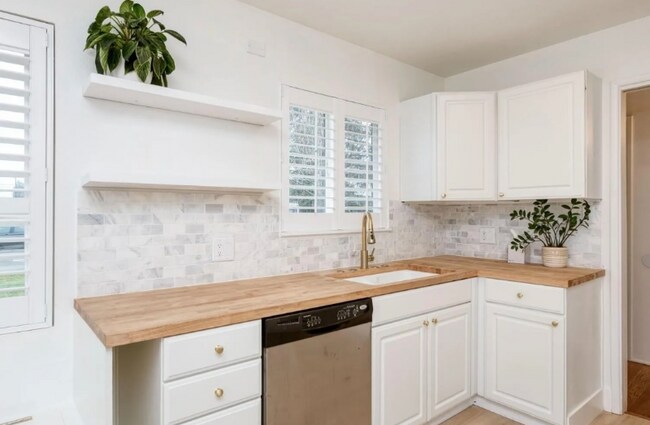 Foto del edificio - 5641 E Austin Way