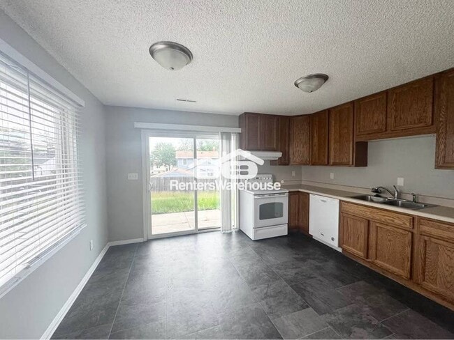 Building Photo - 2112 E Caulder Ave