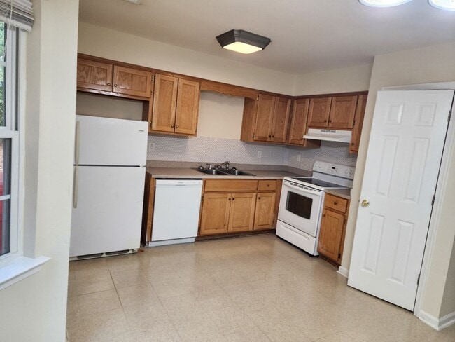 Building Photo - Beautiful home located right outside City Limits