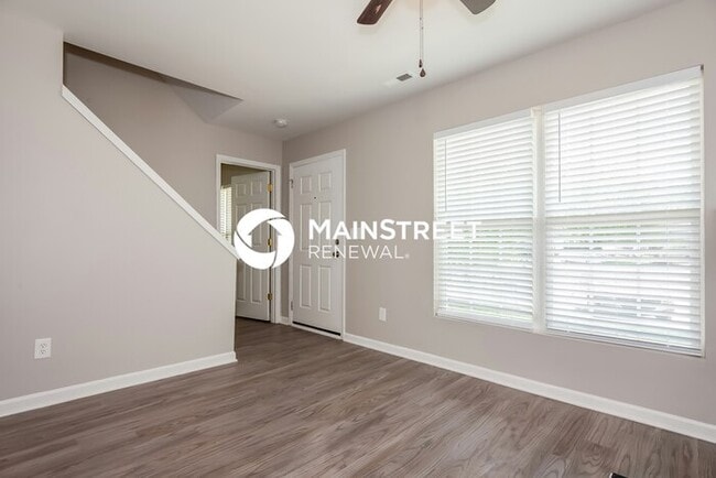 Building Photo - 5949 Hamilton Oaks Dr