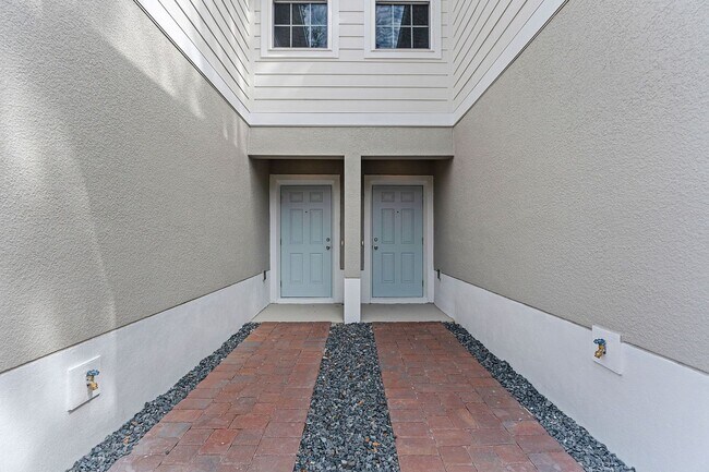 Foto del edificio - Brand New ~ 3/2.5 End Unit Townhome w/ Stylish Upgrades!