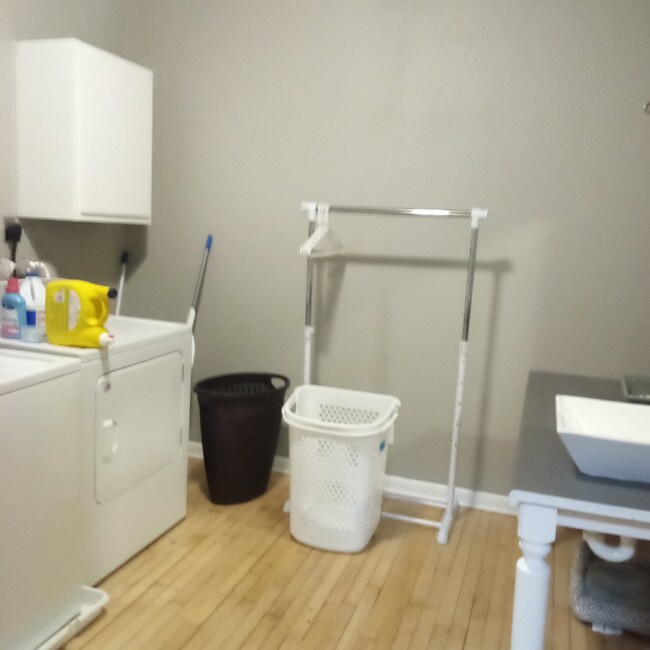 Foto del edificio - 1031 College St N