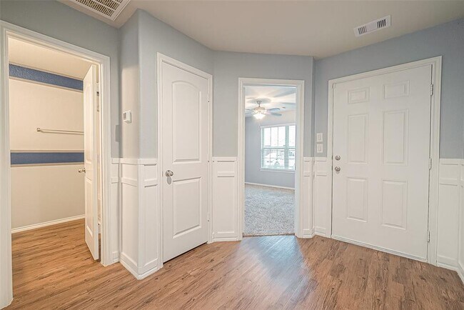Building Photo - 14015 Lake Cres Dr