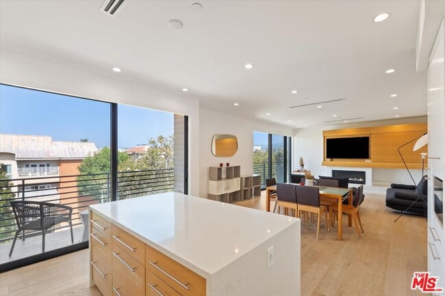 Foto del edificio - 820 S Sherbourne Dr