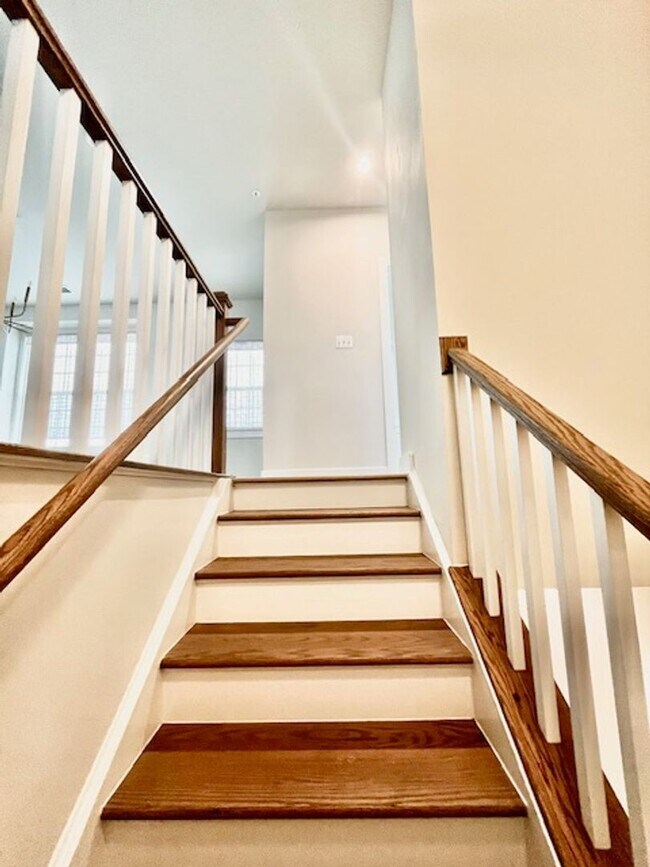 Building Photo - Stunning 3 bedroom/2.5 bathroom end unit c...