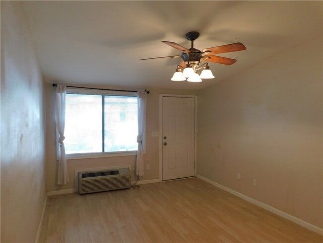 Building Photo - 522 7th Pl