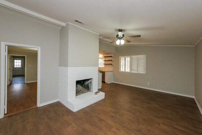 Building Photo - Charming 3 Bedroom
