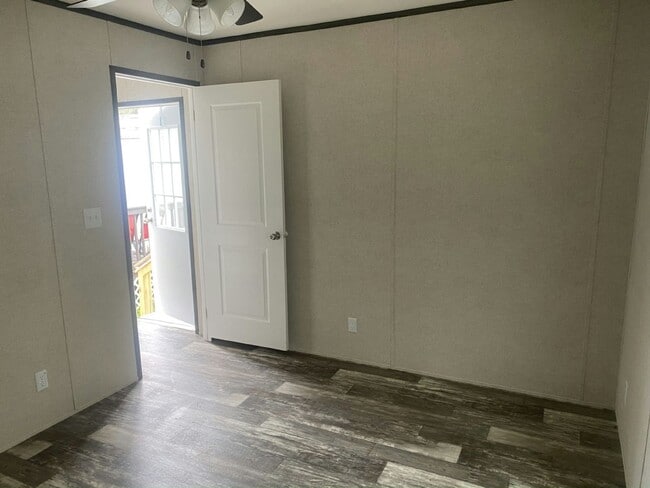 Foto del edificio - 1250 Lakeview Dr