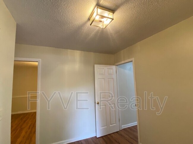 Foto del edificio - 6808 Sunset Cir S