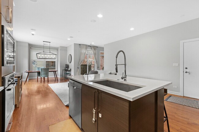 Foto del edificio - 2112 w Race Ave