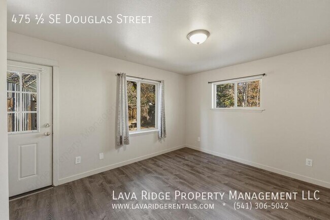 Foto del edificio - 475 SE Douglas St