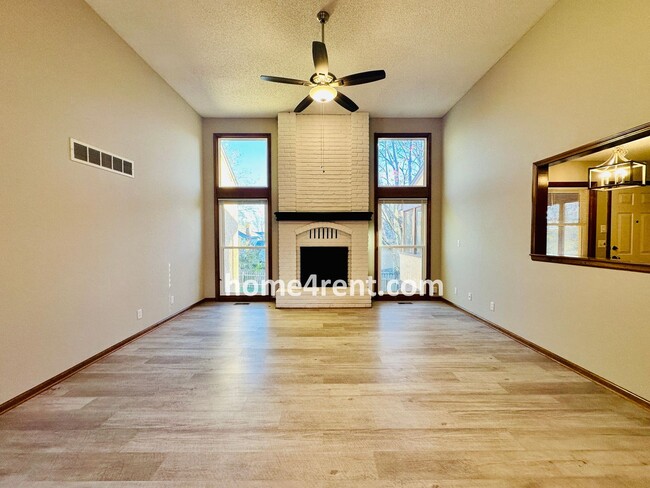 Foto del edificio - Gorgeous Duplex in Overland Park w/ SS App...