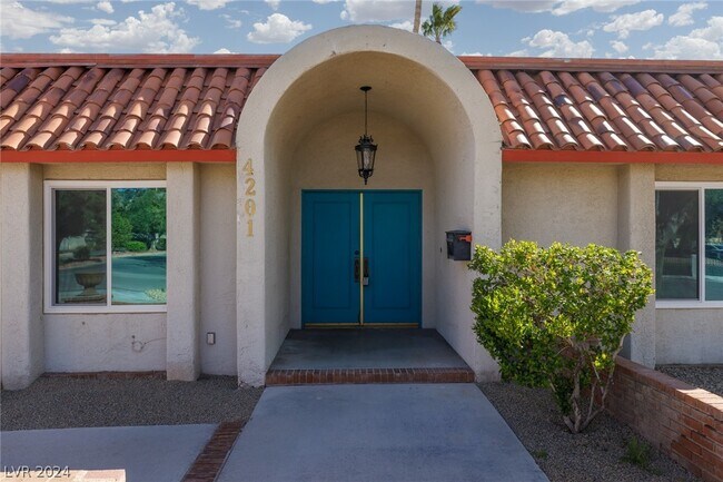 Building Photo - 4201 Greenhill Dr