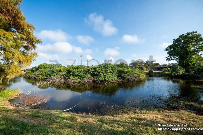 Foto del edificio - 468 Laurencin Dr