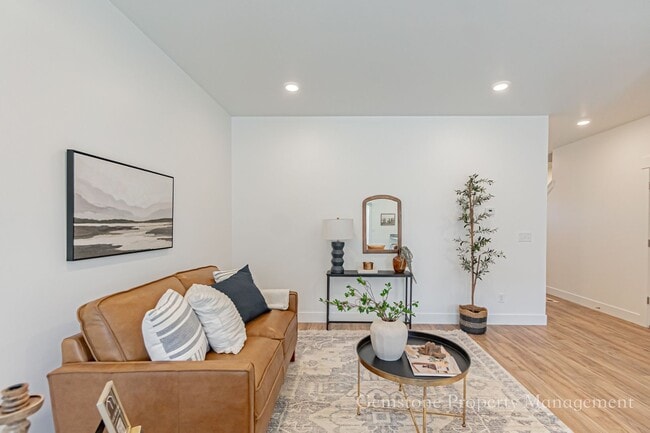 Building Photo - $300 off first month for February move-ins - Darling 3 Bed 2.5 bath townhome located in Sugar Cit...