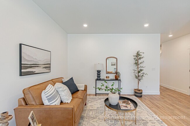 Building Photo - BEAUTIFUL 3 Bed 2.5 Bath Townhome located in Sugar City!