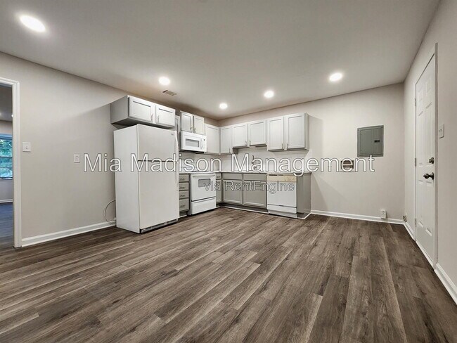 Building Photo - 111 E Mell St