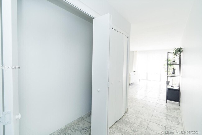 Foto del edificio - 2100 NE 33rd Ave