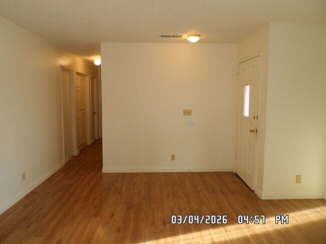 Building Photo - 3 Bedrooms, 1.75 Bathrooms, 2 Car Garage, Fully Fenced, Central Air & Heat, Large Lot, Wood Flooring