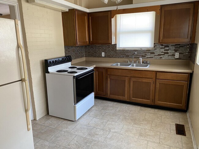 Building Photo - 1115 8th St