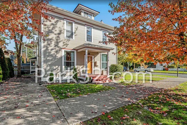 Foto del edificio - 1 Bedroom Unit in Tacoma Tri-Plex With Washer & Dryer!