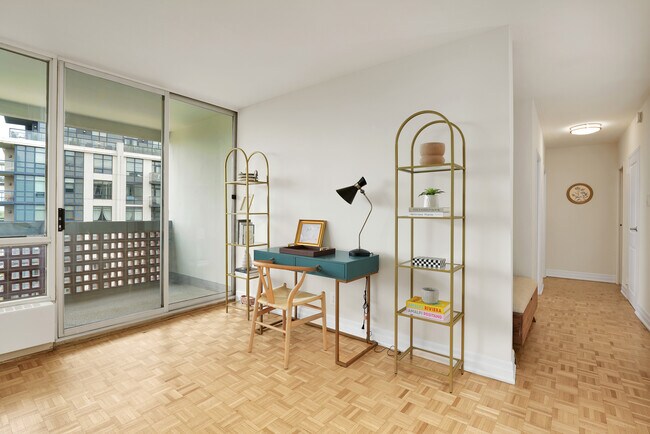Photo du bâtiment - RENOVATED 1 Bed 1 Bath in PRIME ETOBICOKE - Royal York Gardens