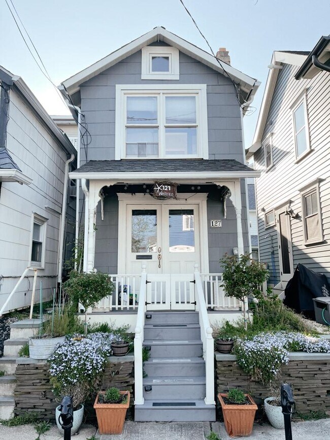 Foto del edificio - 127 Whitefield Ave