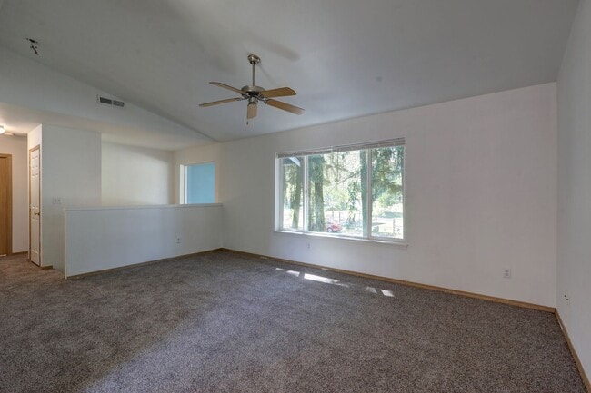 Building Photo - Charming 3 Bedroom Home Nestled Among the Trees in Bonney Lake – Spacious & Private