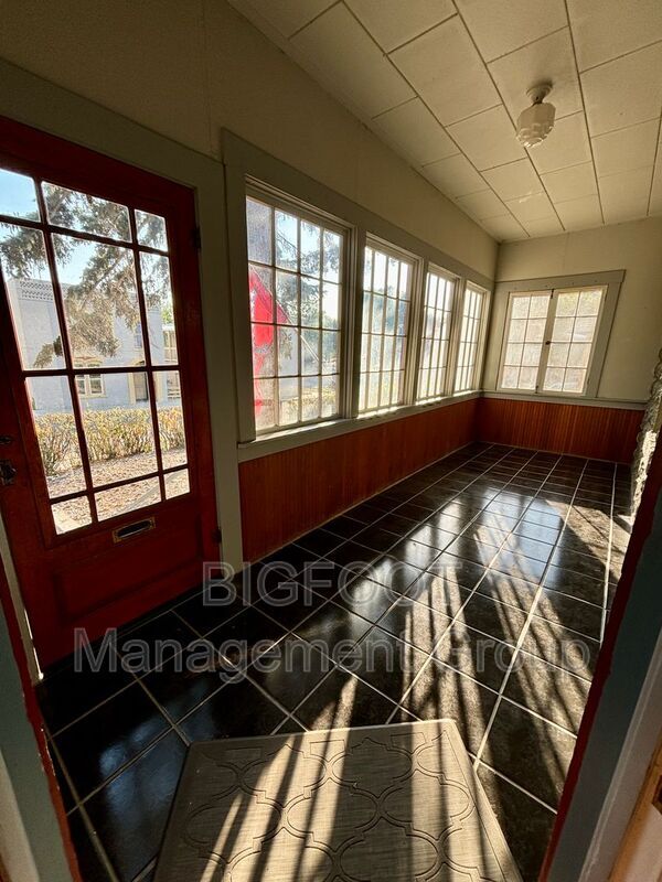Foto del edificio - 228 N Davis St