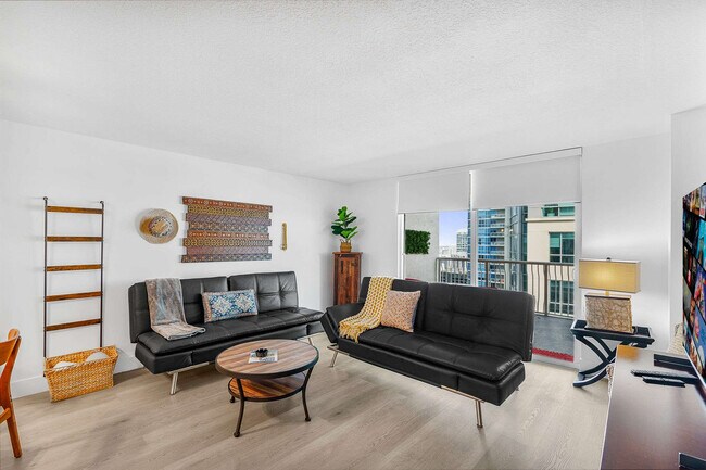 Foto del edificio - 1 SE 12th St