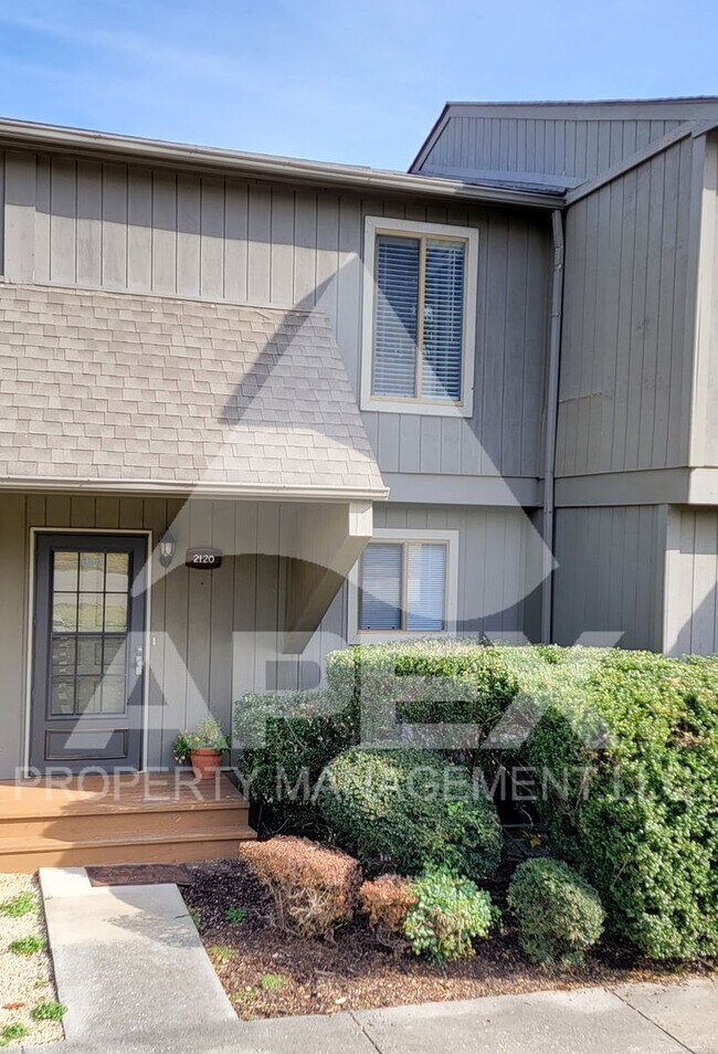 Foto del edificio - Beautiful 2Bd - 1.5 Bath Condo in West Kno...