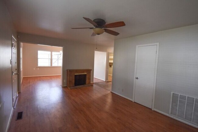 Foto del edificio - Tour Today! Charming 3 bedroom 2 bath Rent...