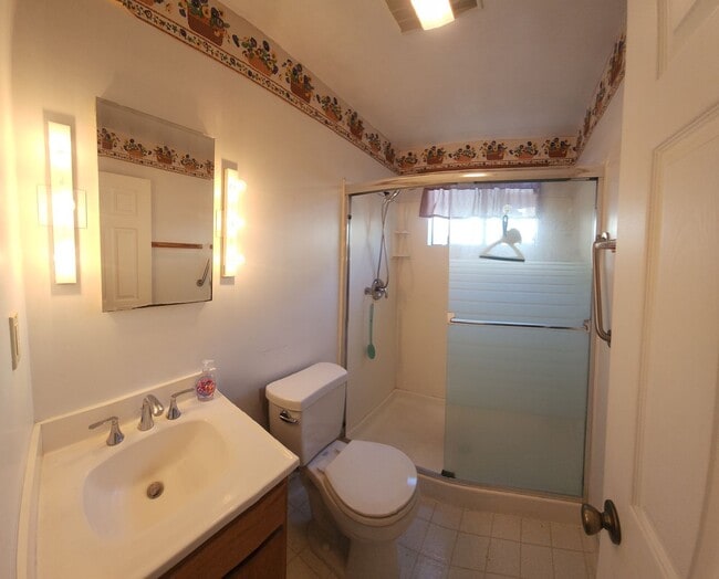 Building Photo - 2 bedroom 1 bath home in fantastic location