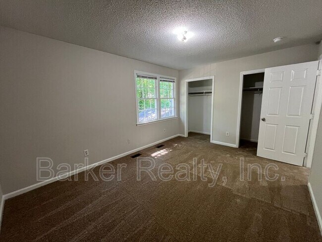 Foto del edificio - 8711 Chapel Hill Rd