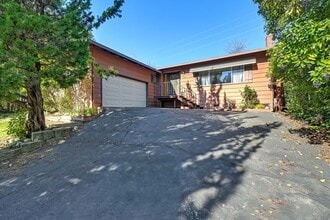 Building Photo - 129 Russell Rd