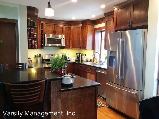 Building Photo - 215-217 Packard St