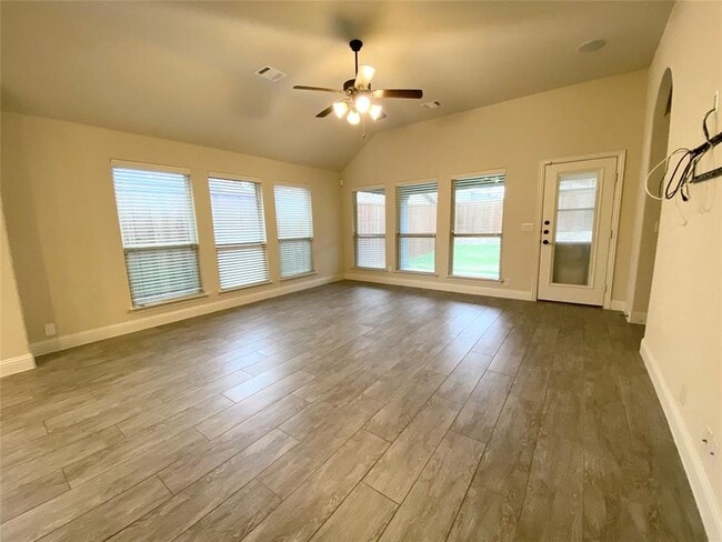 Building Photo - 913 Foxglove Dr