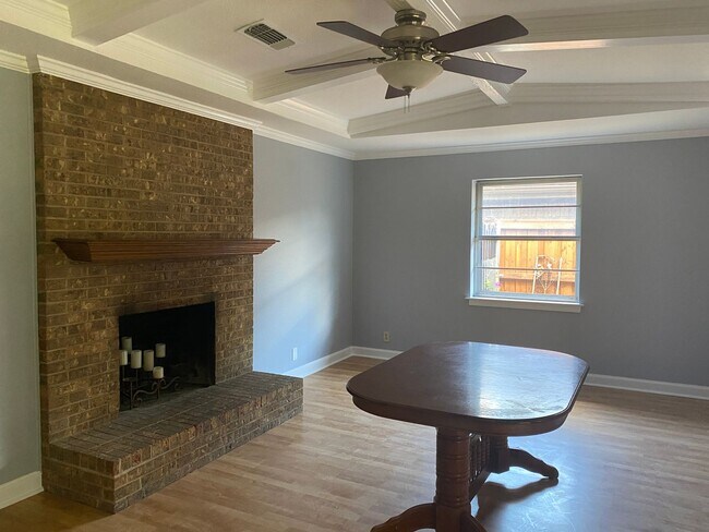 Building Photo - 3/2/2 in Quiet Sherman Neighborhood Near F...