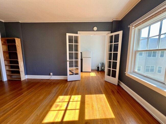 Building Photo - Historic Studio in Prime Alphabet District Location! Move in Special!
