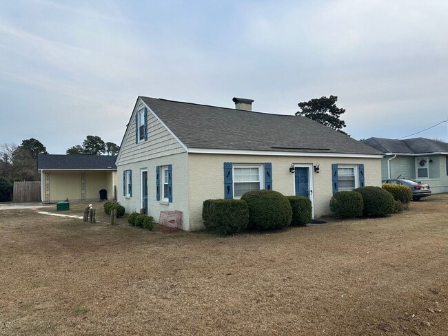 Building Photo - Updated 2 Bed 1 Bath Duplex