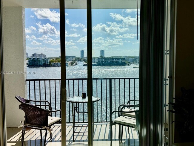 Foto del edificio - 17100 N Bay Rd