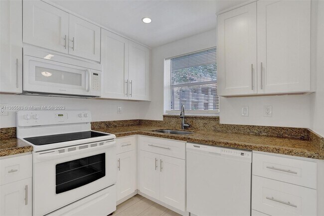 Building Photo - 6870 Royal Palm Blvd