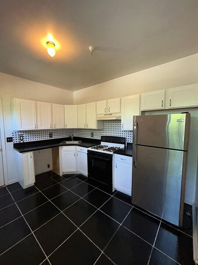 Building Photo - Beautiful big property with AC