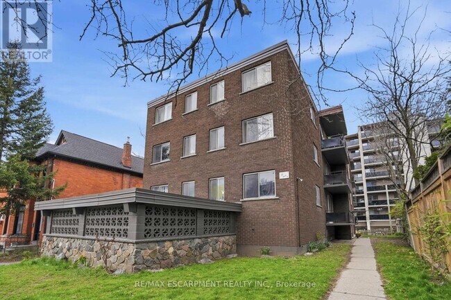 Building Photo - 36 Ray St S