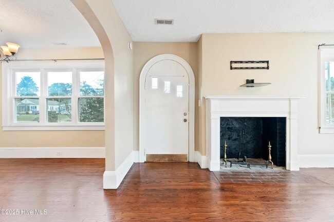 Building Photo - 2036 Van Buren St