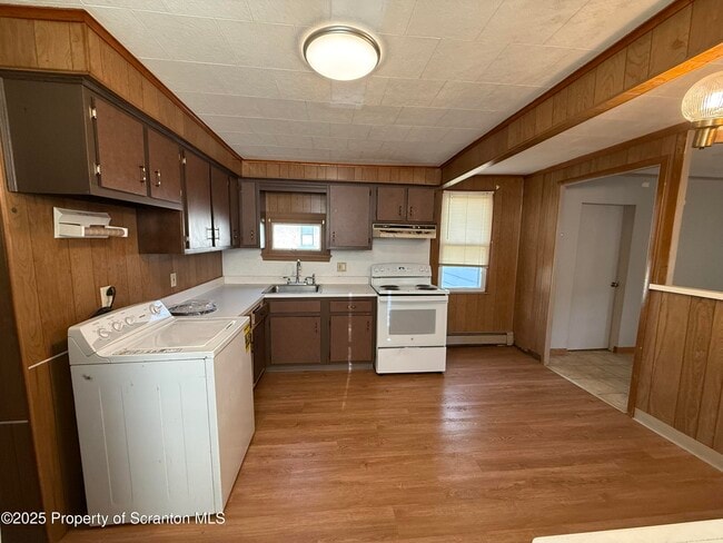 Building Photo - 205 2nd St